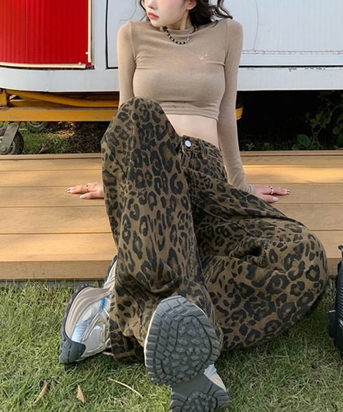 &soiree(アンドソワレ)の「レオパードモチーフストレートデニムパンツ(デニムパンツ・レディース・ブラウン・X-LARGE/LARGE/MEDIUM/SMALL/X-SMALL)」の5枚目の写真
