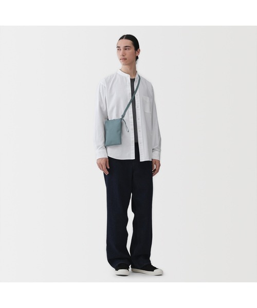 無印良品（ムジルシリョウヒン）の「撥水　再生ポリエステル　ミニサコッシュ（ショルダーバッグ・レディース・グレー/ブラック/ライトグリーン/ブルー系・FREE）」の4枚目の写真