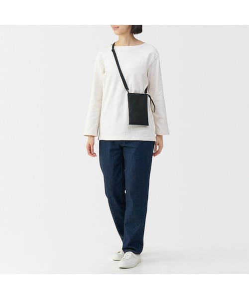 無印良品（ムジルシリョウヒン）の「撥水　再生ポリエステル　ミニサコッシュ（ショルダーバッグ・レディース・グレー/ブラック/ライトグリーン/ブルー系・FREE）」の2枚目の写真