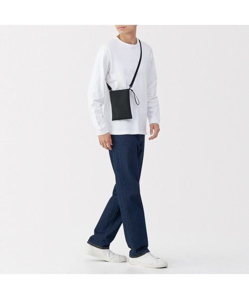 無印良品（ムジルシリョウヒン）の「撥水　再生ポリエステル　ミニサコッシュ（ショルダーバッグ・レディース・グレー/ブラック/ライトグリーン/ブルー系・FREE）」の5枚目の写真