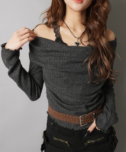 SPINNS（スピンズ）の「ドレープレイヤードで魅せる ベルト付きニュアンストップス（ニット/セーター・レディース・チャコール/アイボリー/グレイッシュベージュ・ONESIZE）」の2枚目の写真