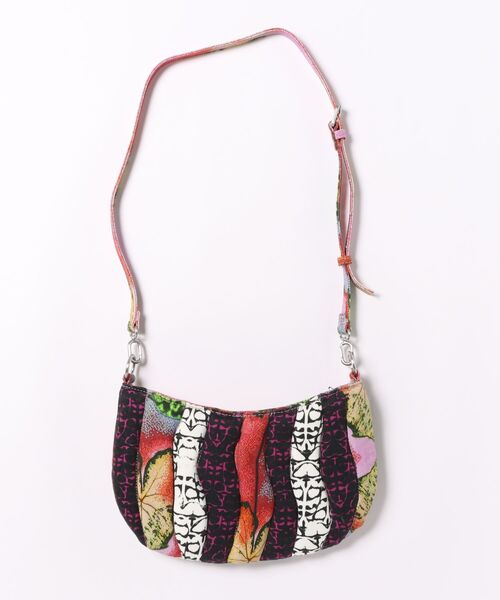 Desigual(デシグアル)の「カラフルパッチワーク×ウェーブキルティング(ショルダーバッグ・レディース・レッド・FREE)」の5枚目の写真
