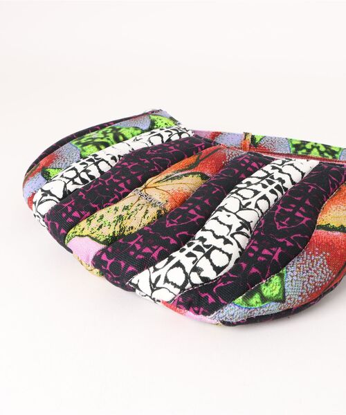 Desigual(デシグアル)の「カラフルパッチワーク×ウェーブキルティング(ショルダーバッグ・レディース・レッド・FREE)」の6枚目の写真