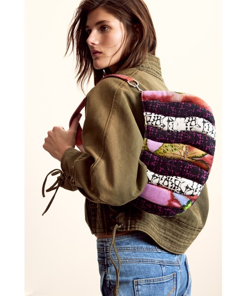 Desigual(デシグアル)の「カラフルパッチワーク×ウェーブキルティング(ショルダーバッグ・レディース・レッド・FREE)」の4枚目の写真