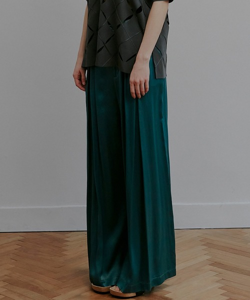LE CIEL BLEU(ルシェルブルー)の「ピグメントダイリラクスドパンツ / Pigment-Dyed Relaxed Pants(その他パンツ・レディース・ライトイエロー/ライトグリーン・34/36)」の4枚目の写真