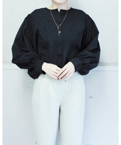 amini(アミニ)の「2WAYボリュームスリーブブラウス(シャツ/ブラウス・レディース・グレイッシュベージュ/ブラック/モカ・MEDIUM)」の22枚目の写真