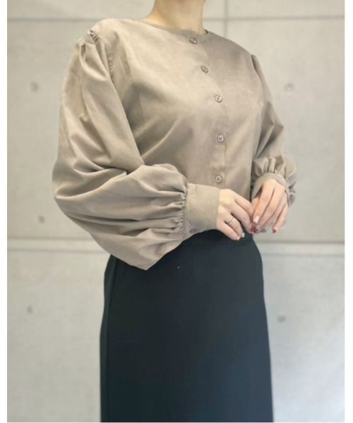 amini(アミニ)の「2WAYボリュームスリーブブラウス(シャツ/ブラウス・レディース・グレイッシュベージュ/ブラック/モカ・MEDIUM)」の14枚目の写真