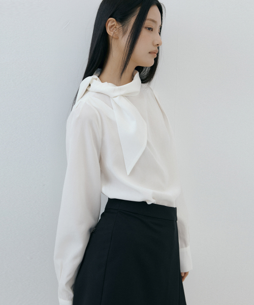 LUCIR ZU(ルシールズ)の「Ribbon Silky Blouse (ivory)(シャツ/ブラウス・レディース・その他・FREE)」の2枚目の写真