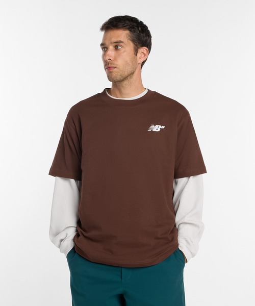NEW BALANCE(ニューバランス)の「Numeric Small ロゴ T-Shirt(Tシャツ/カットソー・メンズ・チョコ/サックスブルー・SMALL/MEDIUM/LARGE/X-LARGE/XX-LARGE)」の1枚目の写真
