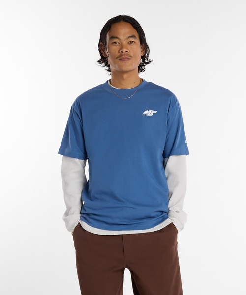 NEW BALANCE(ニューバランス)の「Numeric Small ロゴ T-Shirt(Tシャツ/カットソー・メンズ・チョコ/サックスブルー・SMALL/MEDIUM/LARGE/X-LARGE/XX-LARGE)」の2枚目の写真