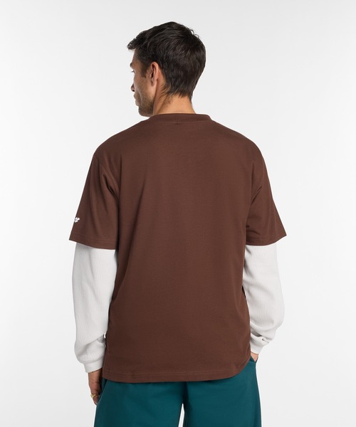 NEW BALANCE(ニューバランス)の「Numeric Small ロゴ T-Shirt(Tシャツ/カットソー・メンズ・チョコ/サックスブルー・SMALL/MEDIUM/LARGE/X-LARGE/XX-LARGE)」の4枚目の写真