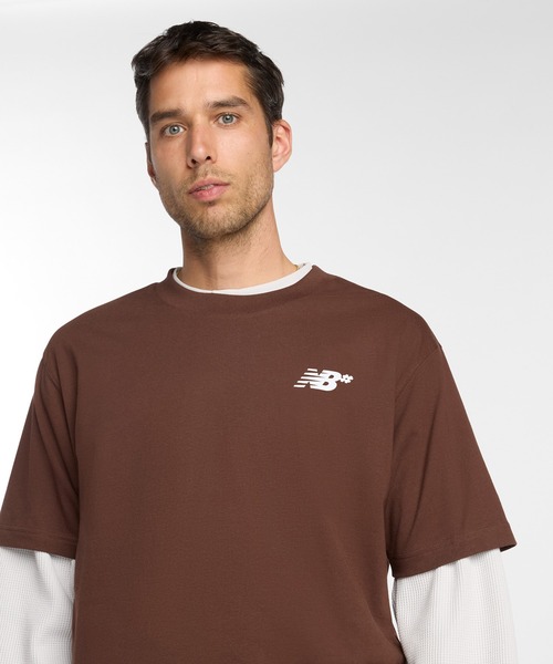 NEW BALANCE(ニューバランス)の「Numeric Small ロゴ T-Shirt(Tシャツ/カットソー・メンズ・チョコ/サックスブルー・SMALL/MEDIUM/LARGE/X-LARGE/XX-LARGE)」の5枚目の写真