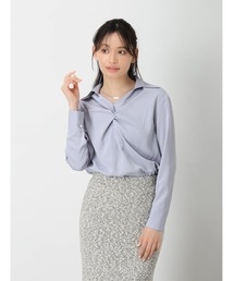 ネックレスチャーム付きツイストブラウス