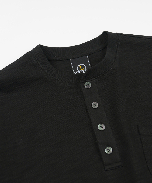 FRIZMWORKS(フリズムワークス)の「SLUB HENLEY NECK L/S TEE _ BLACK(Tシャツ/カットソー・メンズ・その他・SMALL/MEDIUM/LARGE/X-LARGE)」の3枚目の写真