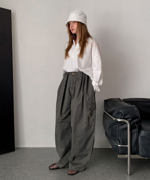 VASCARA(バスカラ)の「Wide Cotton Cargo Pants (2colors)(その他パンツ・レディース・グレー/カーキ・SMALL/MEDIUM)」の3枚目の写真