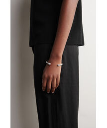 COS（コス）の「ティアドロップカフ（バングル/リストバンド）」