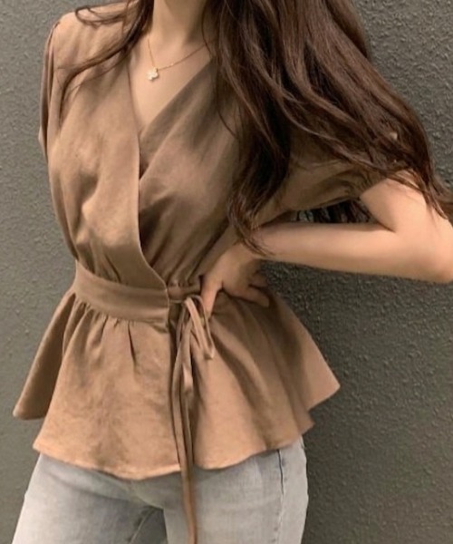 Teem Store(チームストア)の「ウエストマークカシュクールVネックブラウス(シャツ/ブラウス・レディース・ホワイト/ブラウン/ブルー・M/S)」の2枚目の写真