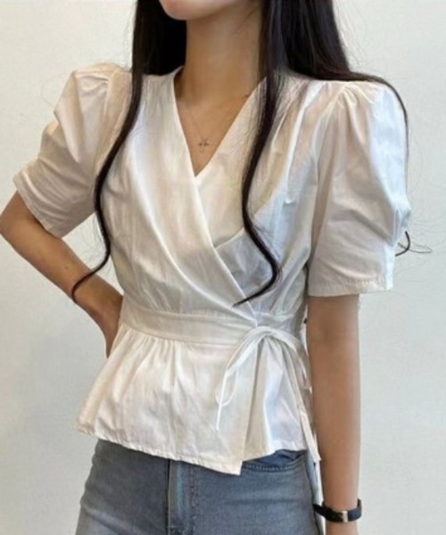 Teem Store(チームストア)の「ウエストマークカシュクールVネックブラウス(シャツ/ブラウス・レディース・ホワイト/ブラウン/ブルー・M/S)」の1枚目の写真