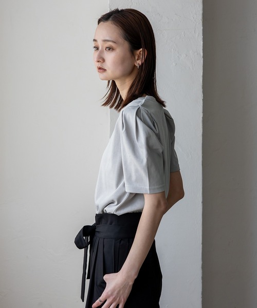 VitaFelice(ヴィータフェリーチェ)の「UVカット&接触冷感パフスリーブ半袖Tシャツ 汗染み防止加工(Tシャツ/カットソー・レディース・オフホワイト/スミクロ/グレー・FREE)」の11枚目の写真