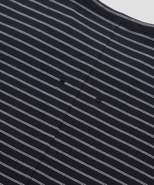AGOD（エージーオーディー）の「サイドボタンヘンリーネックストライプロングスリーブ[ブラック]（Tシャツ/カットソー・レディース・その他・SMALL/MEDIUM/LARGE）」の7枚目の写真