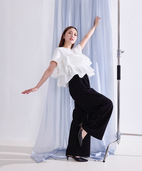 en CAnAF(エンカナフ)の「【1枚で華やぐ主役トップス】ナイロンドッキングフリルTシャツ(Tシャツ/カットソー・レディース・ブラウン/ブラック/ホワイト・フリー)」の4枚目の写真