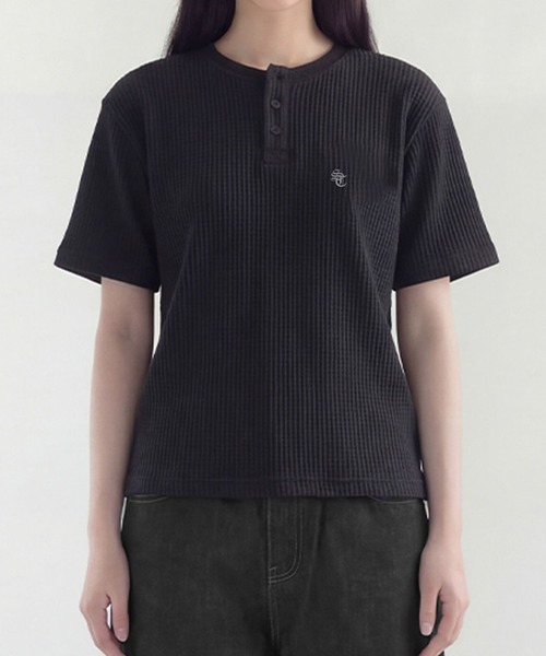 SAINTPAIN（セイントペイン）の「【UNISEX】SAINTPAIN／ワッフルヘンリーネックT（Tシャツ/カットソー・レディース・ブラック/グレー・MEDIUM）」の2枚目の写真