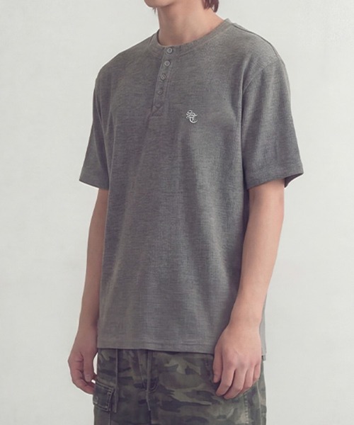 SAINTPAIN（セイントペイン）の「【UNISEX】SAINTPAIN／ワッフルヘンリーネックT（Tシャツ/カットソー・レディース・ブラック/グレー・MEDIUM）」の3枚目の写真