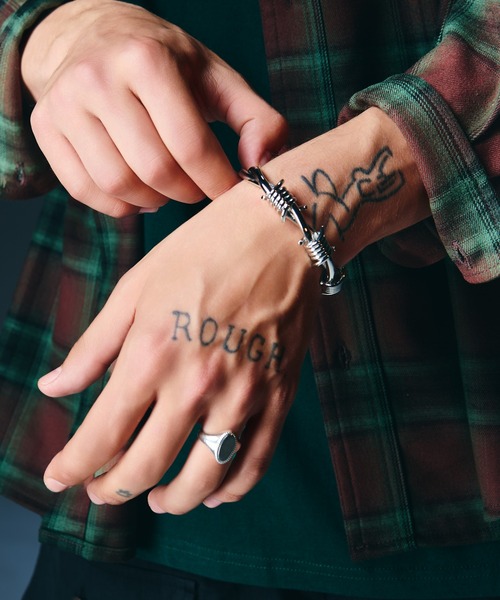 glamb（グラム）の「Barbed Wire Half Bangle / バーブドワイアーハーフバングル（バングル/リストバンド・メンズ・シルバー・M/L）」の3枚目の写真