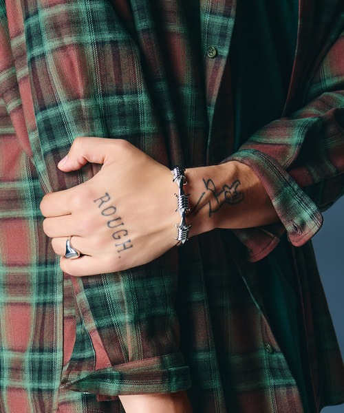 glamb（グラム）の「Barbed Wire Half Bangle / バーブドワイアーハーフバングル（バングル/リストバンド・メンズ・シルバー・M/L）」の4枚目の写真