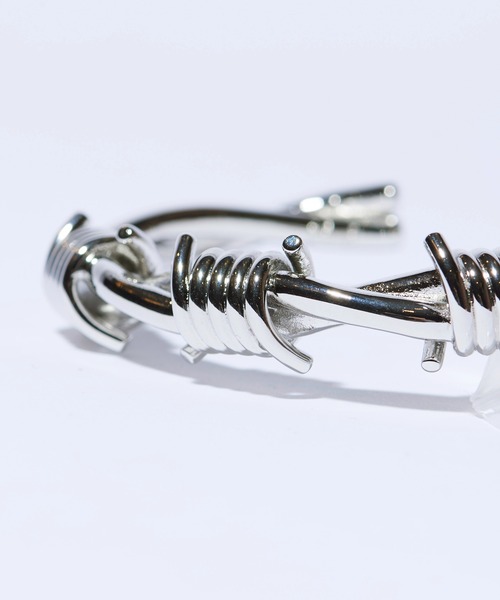 glamb（グラム）の「Barbed Wire Half Bangle / バーブドワイアーハーフバングル（バングル/リストバンド・メンズ・シルバー・M/L）」の6枚目の写真