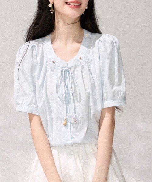 AMAJI(アマジ)の「フラワーモチーフ リボン付き パフスリーブ ブラウス(シャツ/ブラウス・レディース・ライトブルー・X-LARGE/LARGE/MEDIUM/SMALL)」の2枚目の写真