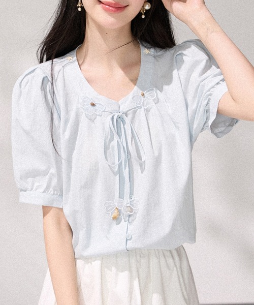 AMAJI(アマジ)の「フラワーモチーフ リボン付き パフスリーブ ブラウス(シャツ/ブラウス・レディース・ライトブルー・X-LARGE/LARGE/MEDIUM/SMALL)」の3枚目の写真