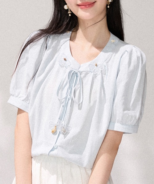 AMAJI(アマジ)の「フラワーモチーフ リボン付き パフスリーブ ブラウス(シャツ/ブラウス・レディース・ライトブルー・X-LARGE/LARGE/MEDIUM/SMALL)」の4枚目の写真