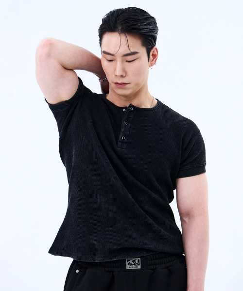 MIHAK（ミハク）の「[無地Ver.] ウォッシュドワッフルヘンリーネックTシャツ (ブラック)（Tシャツ/カットソー・メンズ・その他・1/4/3/2）」の4枚目の写真