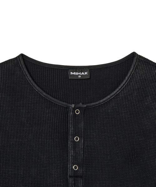 MIHAK（ミハク）の「[無地Ver.] ウォッシュドワッフルヘンリーネックTシャツ (ブラック)（Tシャツ/カットソー・メンズ・その他・1/4/3/2）」の7枚目の写真