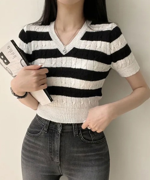 2ly2(トゥーリートゥー)の「ケーブル編みボーダーVネック半袖ニット サマーニットトップス レディース(ニット/セーター・レディース・グリーン/ブラック/ホワイト/グレー・FREE)」の5枚目の写真