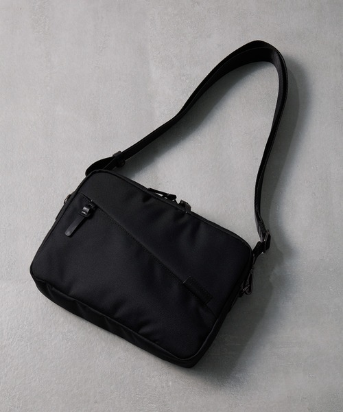 COMME CA MEN(コムサメン)の「【COMME CA MEN】オブリック ショルダーバッグ 7134(ショルダーバッグ・メンズ・ブラック/ネイビー・FREE)」の1枚目の写真
