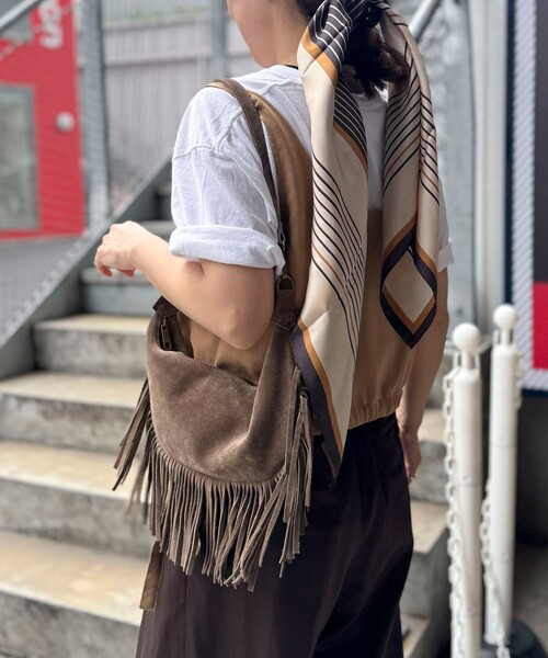 NOLLEY’S(ノーリーズ)の「ハーフムーンフリンジ2wayショルダーバッグ(ショルダーバッグ・レディース・ブラック/グレイッシュベージュ・FREE)」の4枚目の写真