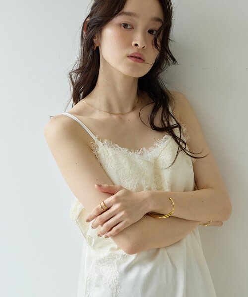 DISCOAT(ディスコート)の「【Noka/WEB限定】レース使いサテンアシメキャミチュニック(シャツ/ブラウス・レディース・オフホワイト/ブラウン/チャコールグレー・FREE)」の8枚目の写真