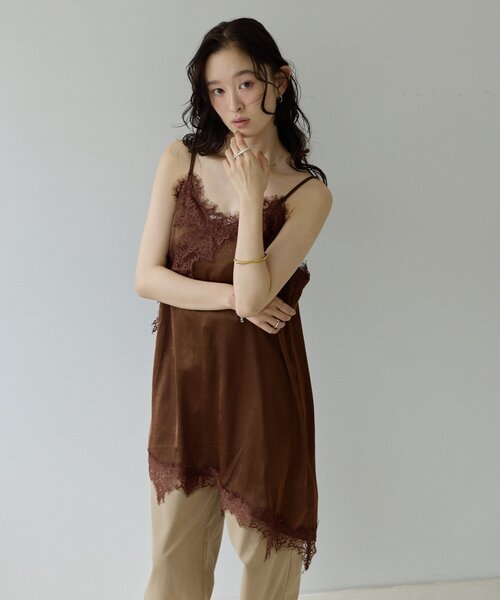 DISCOAT(ディスコート)の「【Noka/WEB限定】レース使いサテンアシメキャミチュニック(シャツ/ブラウス・レディース・オフホワイト/ブラウン/チャコールグレー・FREE)」の22枚目の写真