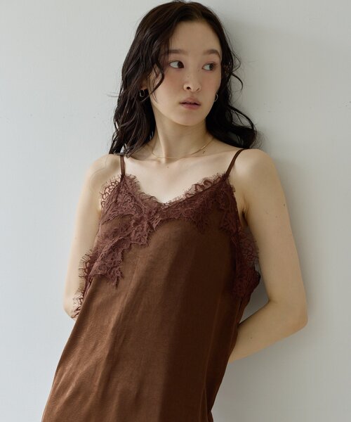 DISCOAT(ディスコート)の「【Noka/WEB限定】レース使いサテンアシメキャミチュニック(シャツ/ブラウス・レディース・オフホワイト/ブラウン/チャコールグレー・FREE)」の21枚目の写真