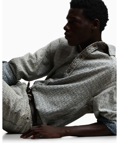 EMPORIO ARMANI(エンポリオアルマーニ)の「【エンポリオ アルマーニ】総柄モノグラム コットンジャカード デニムシャツ(シャツ/ブラウス・メンズ・ライトブルー・X-SMALL/X-LARGE/SMALL/LARGE)」の2枚目の写真