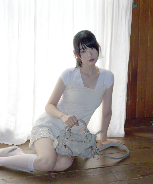 IUGAMAKARAS（イウガマカラス）の「Studded Leather Micro Shoulder Bag (Gray)（トートバッグ・レディース・その他・FREE）」の2枚目の写真