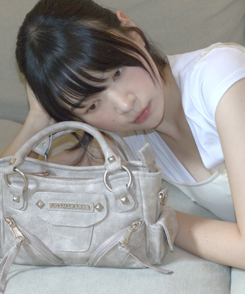 IUGAMAKARAS（イウガマカラス）の「Studded Leather Micro Shoulder Bag (Gray)（トートバッグ・レディース・その他・FREE）」の5枚目の写真