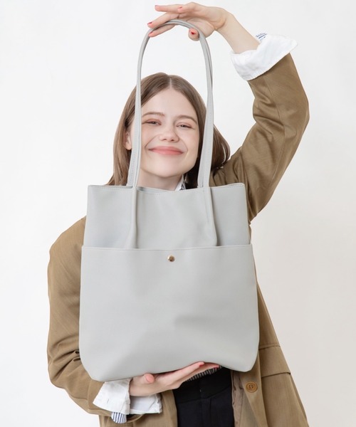 CHELSEA New York(チェルシーニューヨーク)の「合皮シンプルタックトート(トートバッグ・レディース・ベージュ/グレー/アイボリー/ブラック・FREE)」の3枚目の写真
