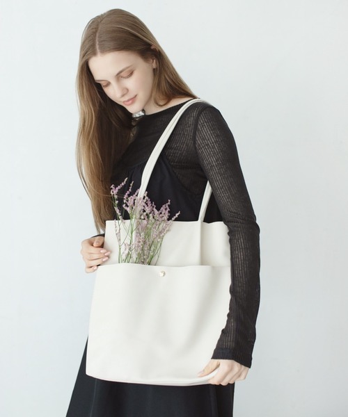 CHELSEA New York(チェルシーニューヨーク)の「合皮シンプルタックトート(トートバッグ・レディース・ベージュ/グレー/アイボリー/ブラック・FREE)」の7枚目の写真
