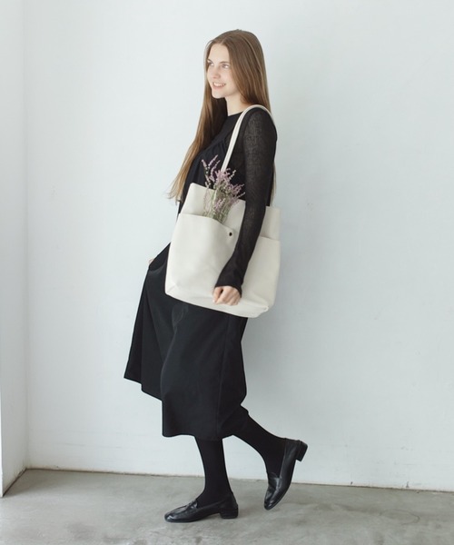 CHELSEA New York(チェルシーニューヨーク)の「合皮シンプルタックトート(トートバッグ・レディース・ベージュ/グレー/アイボリー/ブラック・FREE)」の8枚目の写真