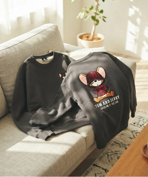Tom&Jerry(トムアンドジェリー)の「【TOM & JERRY/トムとジェリー】キャラクターアップリケクルーネックスウェット(裏起毛) ユニセックス(スウェット・レディース・オフホワイト/スミクロ/グレイッシュベージュ/オートミール/ブラック/サックスブルー・LARGE/MEDIUM)」の3枚目の写真