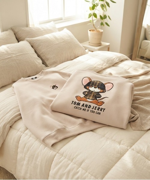 Tom&Jerry(トムアンドジェリー)の「【TOM & JERRY/トムとジェリー】キャラクターアップリケクルーネックスウェット(裏起毛) ユニセックス(スウェット・レディース・オフホワイト/スミクロ/グレイッシュベージュ/オートミール/ブラック/サックスブルー・LARGE/MEDIUM)」の5枚目の写真