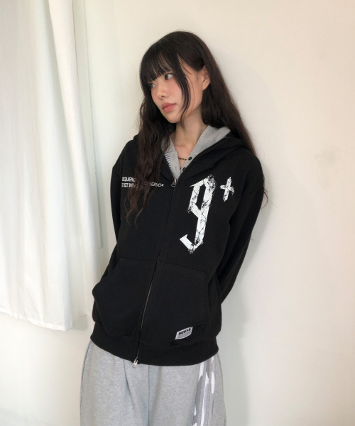 SEW-B（ソービー）の「ハイネック NUMERICA (セミオーバー) ジップアップパーカー [ブラック]（パーカー・レディース・その他・FREE）」の2枚目の写真